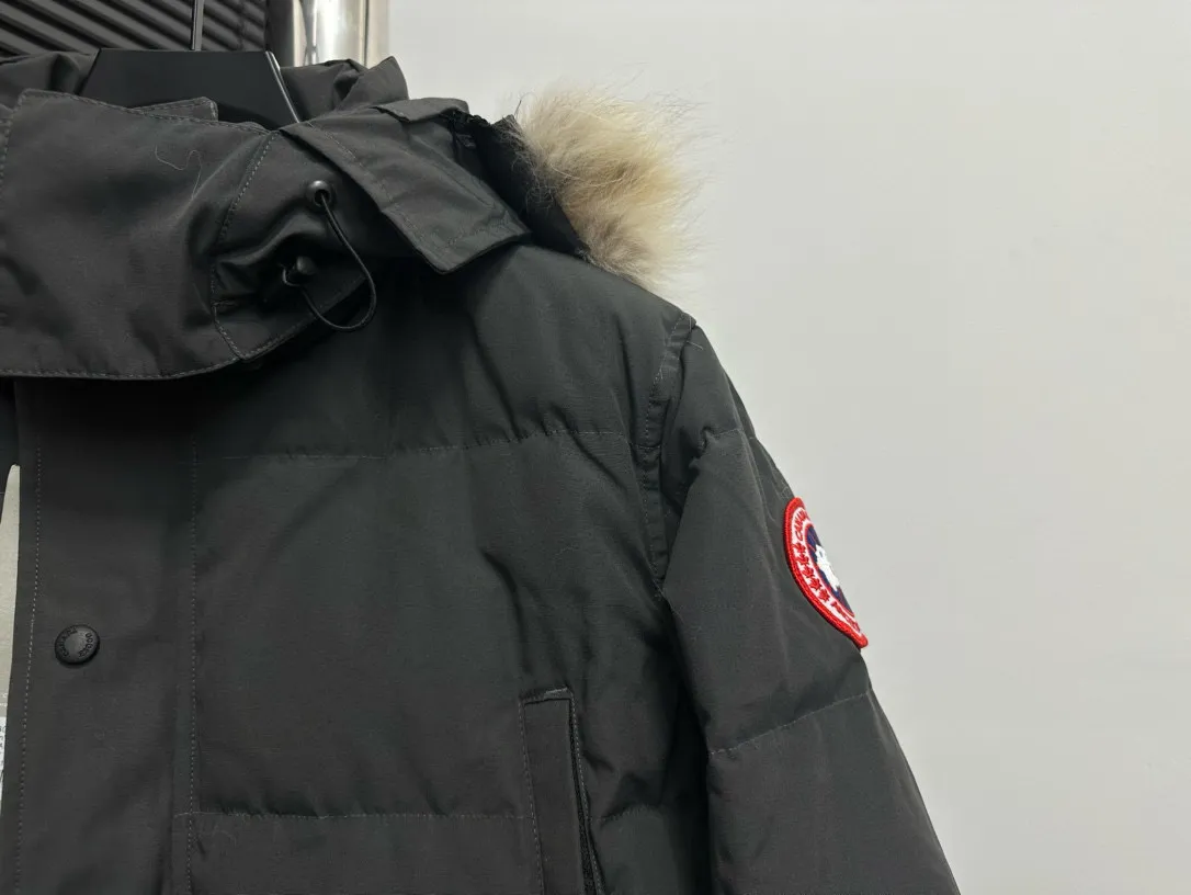 P780 [canada goose wyndham] 29 parka down jackets. The fabric is as soft and hard as the original. It can be restored by kneading at will (fabric misunderstanding: fabrics with high hardness are not waterproof. Only those who buy the latest authentic version this year will notice the softness and comfort of the fabric). The down is synchronized with the authentic white duck down. It is fluffy and not clumps. The electronically controlled down filling machine is filled with down. The zipper is customized with authentic ykk military grade copper core zipper puller. The high-hardness, non-stuck fur collar is made from original and custom-made western Canadian coyote skin. All workmanship and wiring are controlled by workers with more than ten years of service. They must be horizontal and vertical, and no crookedness is allowed. The wiring density inside is more sophisticated. Fighters in the world 29 battle all kinds of world products. Size: XS-XXL
